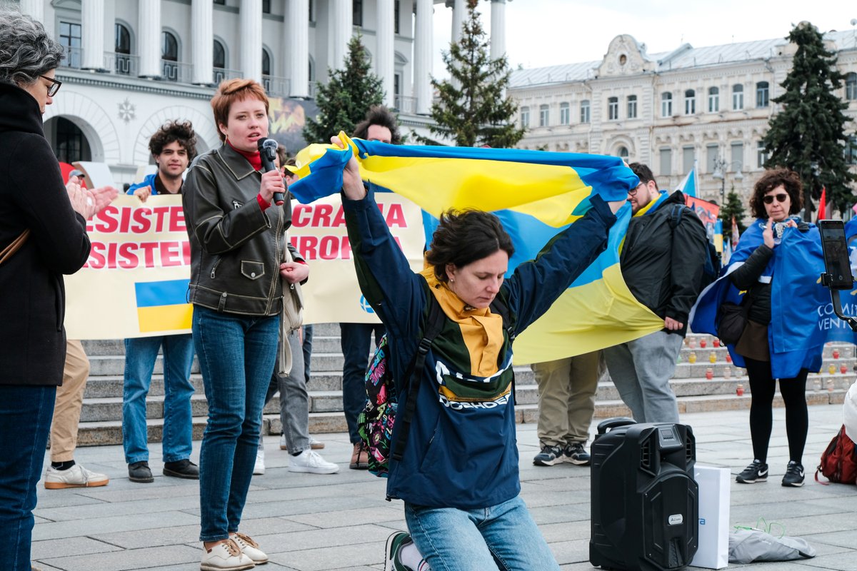 I volenterosi di Kyiv
con lo slogan L'Europa rinasce a Kyiv! oltre cento persone, in gran parte dall'Italia, hanno festeggiato #EuropeDay in piazza Indipendenza a Kyiv, al Maidan, dove tutto è cominciato
Grazie a <a href="/EuropaRadicale/">europa.radicale</a> che l'ha reso possibile
Slava Ukraïni!🇺🇦🇪🇺