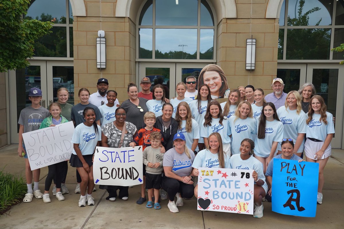 ROAD TO STATE🛣️🥎🏆: Auburn High School held a spirited send-off this morning for the Varsity Softball team as they head to Oxford to compete in the 2025 AHSAA State Tournament!
•
The Tigers (27-17) will take the field at 10:45 a.m. tomorrow (5/13) at Choccolocco Park, where