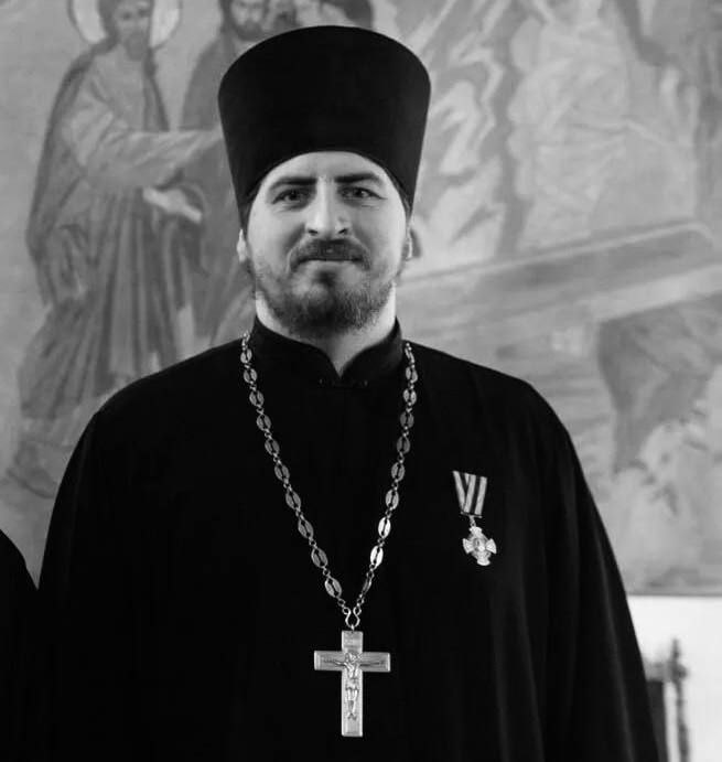 OlegatrN's tweet image. Военный священник, клирик Троицкого собора иерей Антоний Савченко трагически погиб при исполнении пастырских обязанностей в зоне специальной военной операции.
Отец Антоний погиб в результате удара РСЗО HIMARS, сообщили в Псковской епархии.
Отец Антоний был настоятелем храма