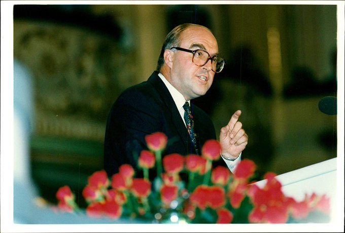 #OTD 1994. Labour's John Smith suffers a heart attack and dies suddenly aged just 55. 

"Unless we bring social justice back to this country, this country cannot be healthy and cannot be successful”

A thread on his life and leadership 👇🏼