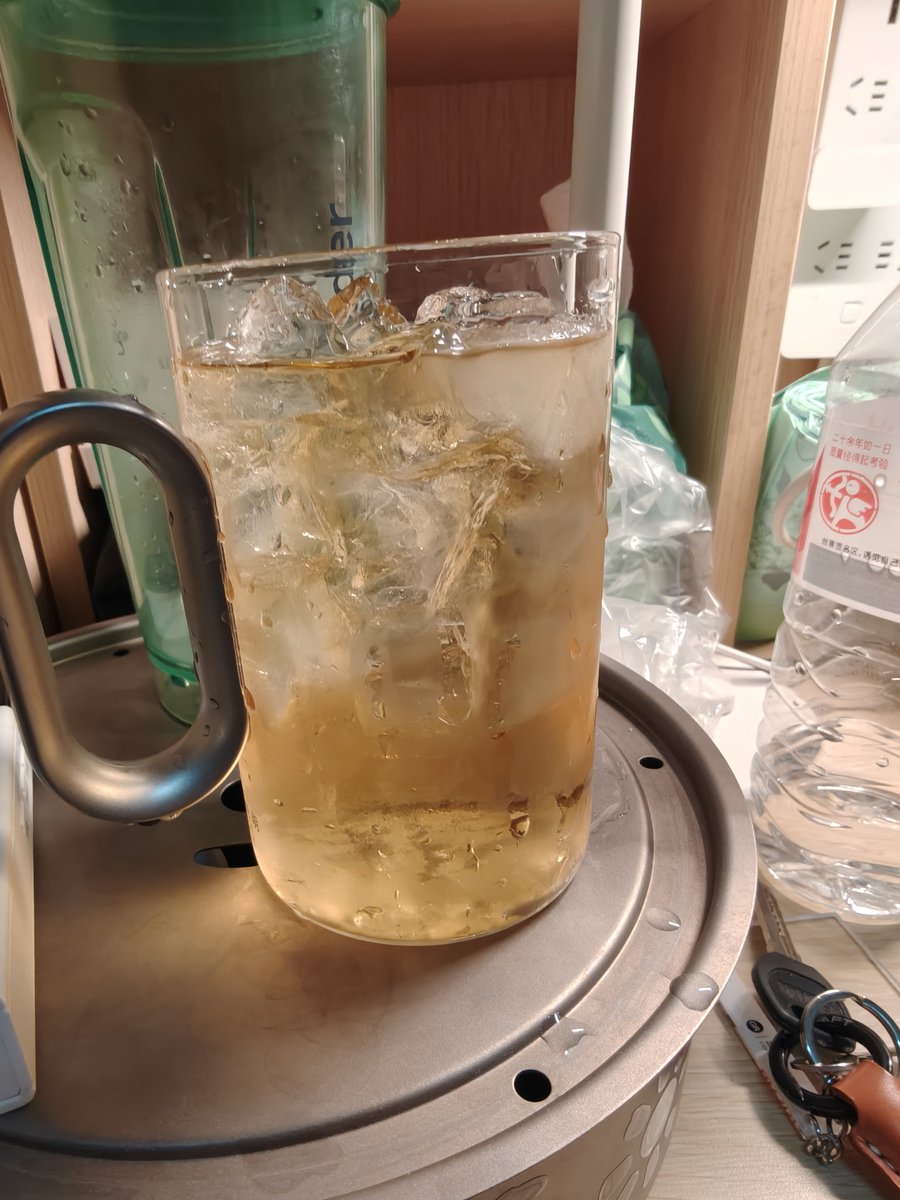 这辈子喝不了高度数的酒真的是遗憾…我还想去静吧尝尝不同类型的酒和微醺的感觉呢(原谅我找了之前的图而且还是个茶杯)