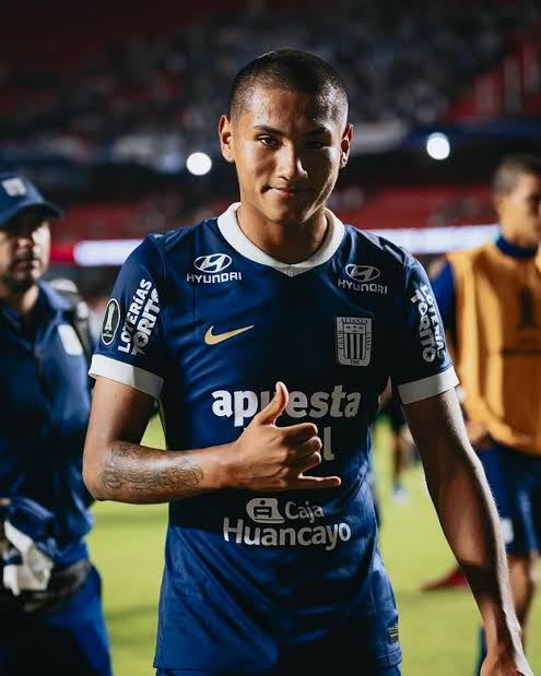 Piero Cari es la alternativa a reemplazar a Pablo Lavandeira en Alianza Lima. El 11 que  hoy se dispuso:

Viscarra; Huamán, Zambrano, Noriega, Lagos; J. Castillo, Cari, Gaibor; E. Castillo, Quevedo y Guerrero.

A esperar mañana al nuevo entrenamiento previo al viaje para ver si