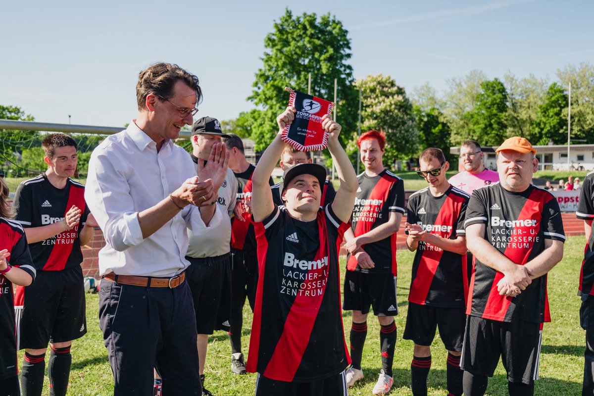 Die Torfabrik Meschede ist ein echtes Herzensprojekt ganz im Sinne des Fußballs, das echte Teilhabe vor Ort ermöglicht. Wir bauen das Engagement in Sportvereinen für Inklusion aus. Wie schön, heute mit so vielen verschiedenen Menschen kicken zu können.