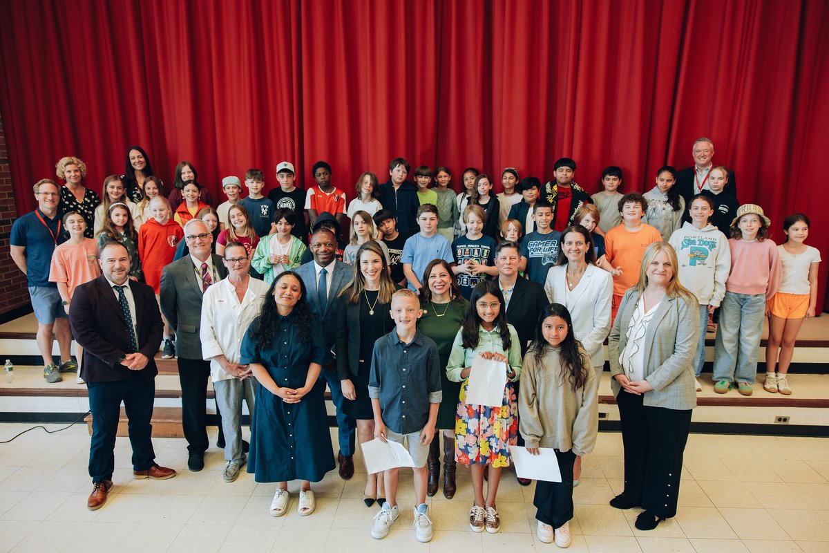 Every kid. Every school. No questions asked. Today we celebrated the final expansion of universal school meals in NY!

Proud to stand in Red Hook w/ <a href="/SenatorHinchey/">Senator Michelle Hinchey</a>, <a href="/votejgr/">Jessica González-Rojas (votejgr.bsky.social)</a>, <a href="/NewYorkHunger/">Hunger Solutions New York</a> &amp; those who made this happen. No more hunger in the classroom—just dignity, equity &amp; full