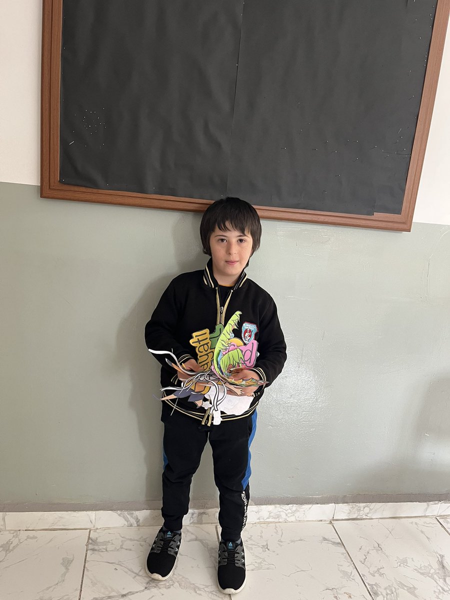 summani_k's tweet photo. Engelleri birlikte aşmak için el ele."🤗 Okul panosunu hazırlayan down sendromlu öğrencimiz Ertuğrul’a ve öğretmeni Yazgı Tuğçe DÜZGÜN’e teşekkür ediyoruz 🧡10-16 Mayıs engelliler haftası kutlu olsun @yakupyildiz024 @azizoguz61 @Erzurum_Mem @EnginT25 @MemNarman https://t.co/2vyn79erbe