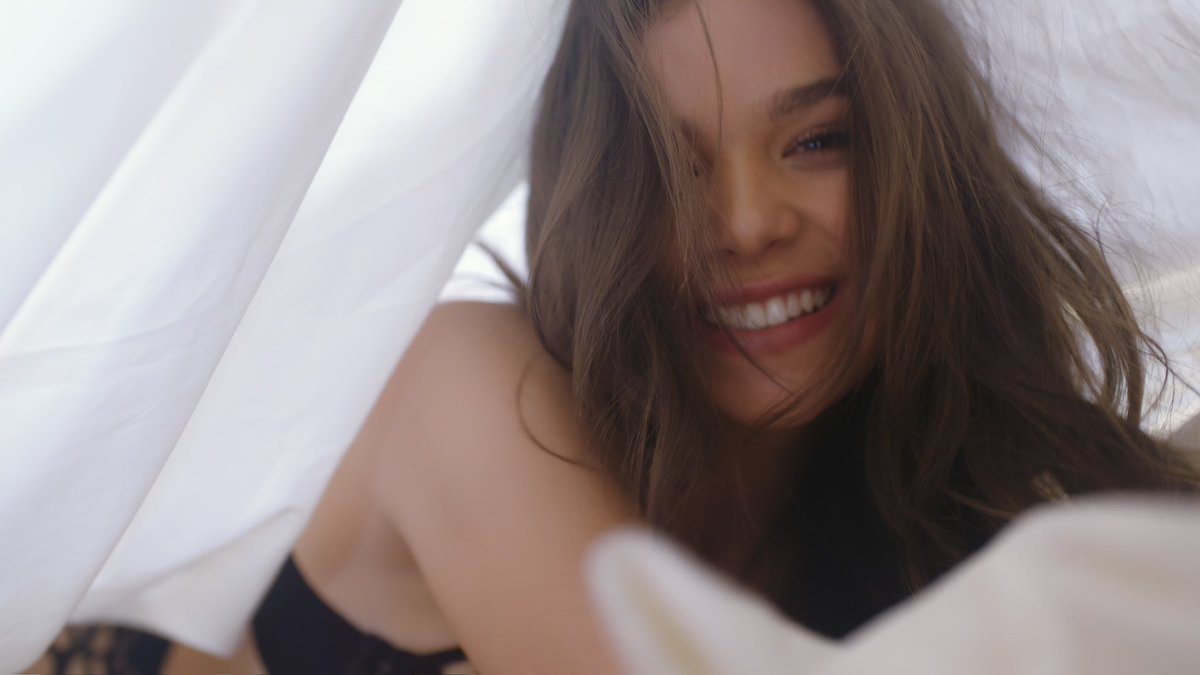 archiveshailees's tweet image. hailee steinfeld in capital letters music video