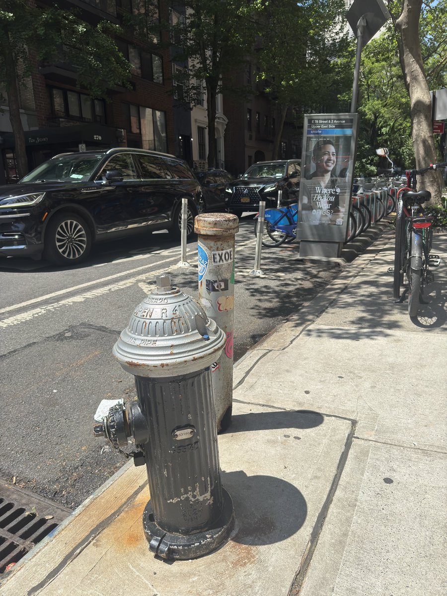 How can a firetruck navigate around this dock in case of a fire? 🔥This <a href="/CitiBikeNYC/">Citi Bike</a> dock is very close to this fire hydrant <a href="/FDNY/">FDNY</a> and <a href="/NYPDnews/">NYPD NEWS</a> at East 78st and 2nd Ave.