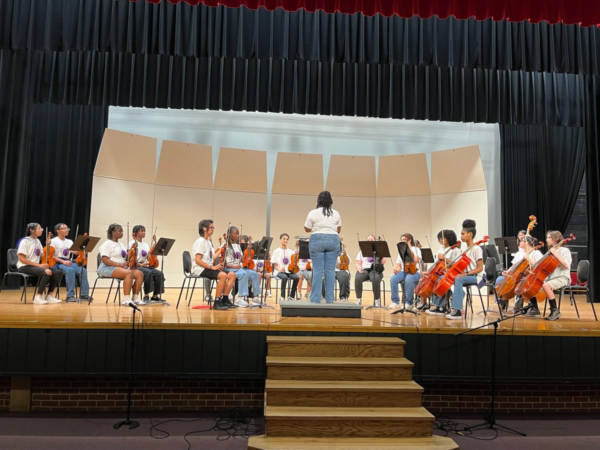 🎶🏆 Big win for the Fitzgerald Orchestra! 🥇 We took 1st Place at Music in the Parks AND earned the Spiritus de Corps award for outstanding behavior &amp; respect! From 4th last year to 1st this year—what a leap! 🎻💙
#EFMSJAZZ #MusicInTheParks #OrchestraWin