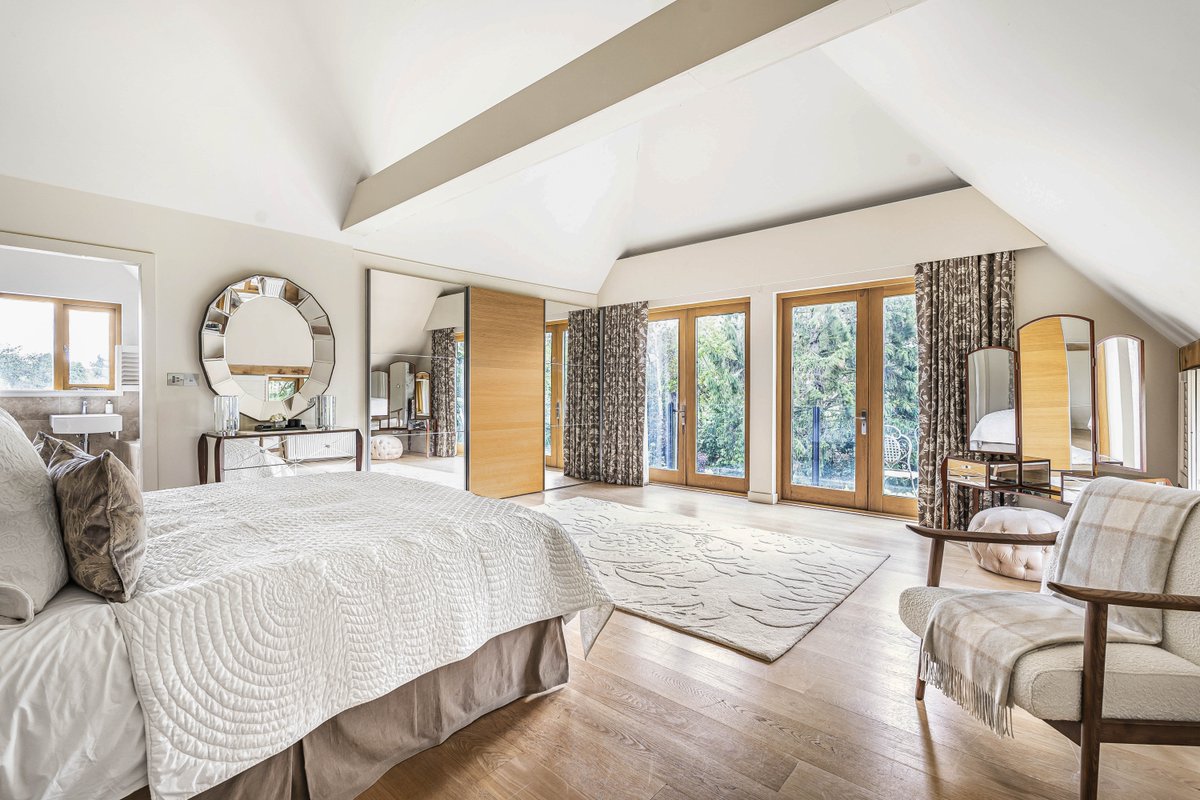 Beavis Hall is a rare 15th-century estate with 6 beds, a pool, gym, cinema, and uninterrupted views, all set in landscaped grounds near Maldon.

🔗 bit.ly/4iTpXNg

#countryliving #luxuryhomes #heritageproperty #realestate #ukproperty