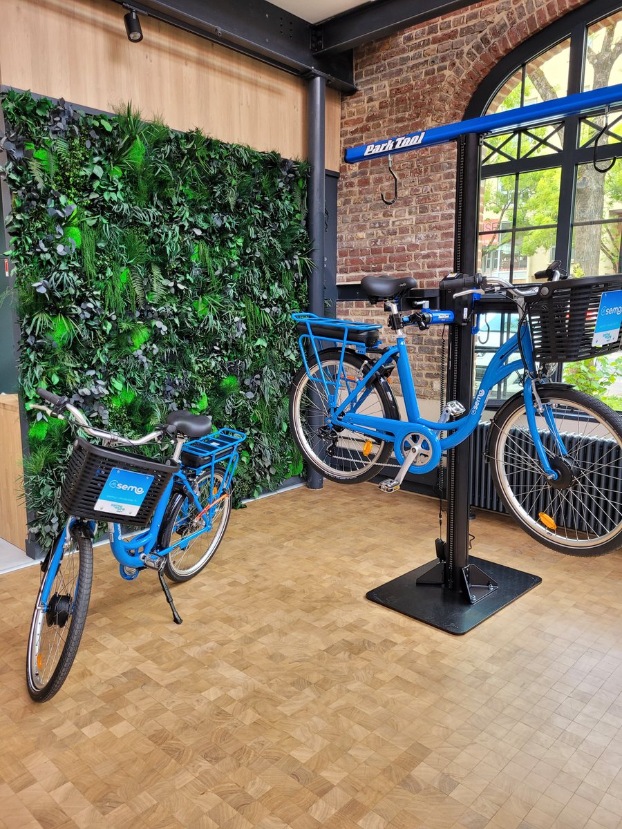 Agglo Seine-Eure (@aggloseineeure) on Twitter photo Inauguration de la Porte de l’O à Louviers ! Un lieu unique qui réunit🚲 Maison du Vélo, Office de Tourisme et l'agence SEMO <a href="/transdevFR/">Transdev France</a> ♻️
L'objectif ? Simplifier l’accès aux services & promouvoir les mobilités douces 🤝
Budget ➡️ 2,4 M€ (État, <a href="/RegionNormandie/">Région Normandie</a>, EPFN, Agglo) Inauguration de la Porte de l’O à Louviers ! Un lieu unique qui réunit🚲 Maison du Vélo, Office de Tourisme et l'agence SEMO <a href="/transdevFR/">Transdev France</a> ♻️
L'objectif ? Simplifier l’accès aux services & promouvoir les mobilités douces 🤝
Budget ➡️ 2,4 M€ (État, <a href="/RegionNormandie/">Région Normandie</a>, EPFN, Agglo)