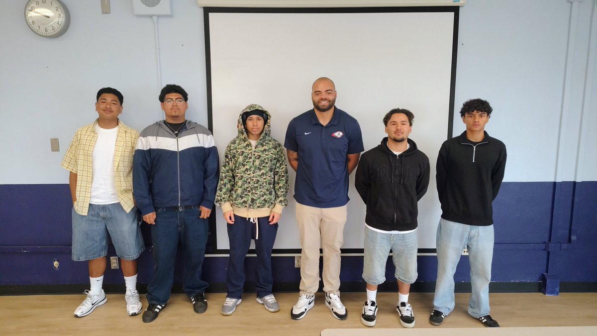 Shout out to <a href="/CoachNolanGivan/">Nolan Givan</a> for coming out and talking to some of our boys. They've definitely gained more information into what it's going to take at the higher level. #Trailblazers #Utahtech