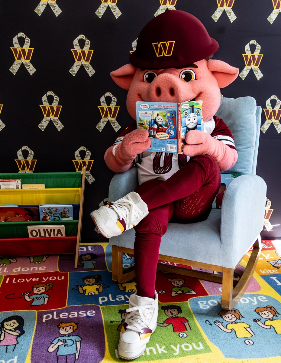 commandersCR's tweet image. Washington Legend Ken Harvey and active-duty Marine Corps Captain Riley Tejcek spent the morning reading their children’s books at Easterseals Falls Church 📖
