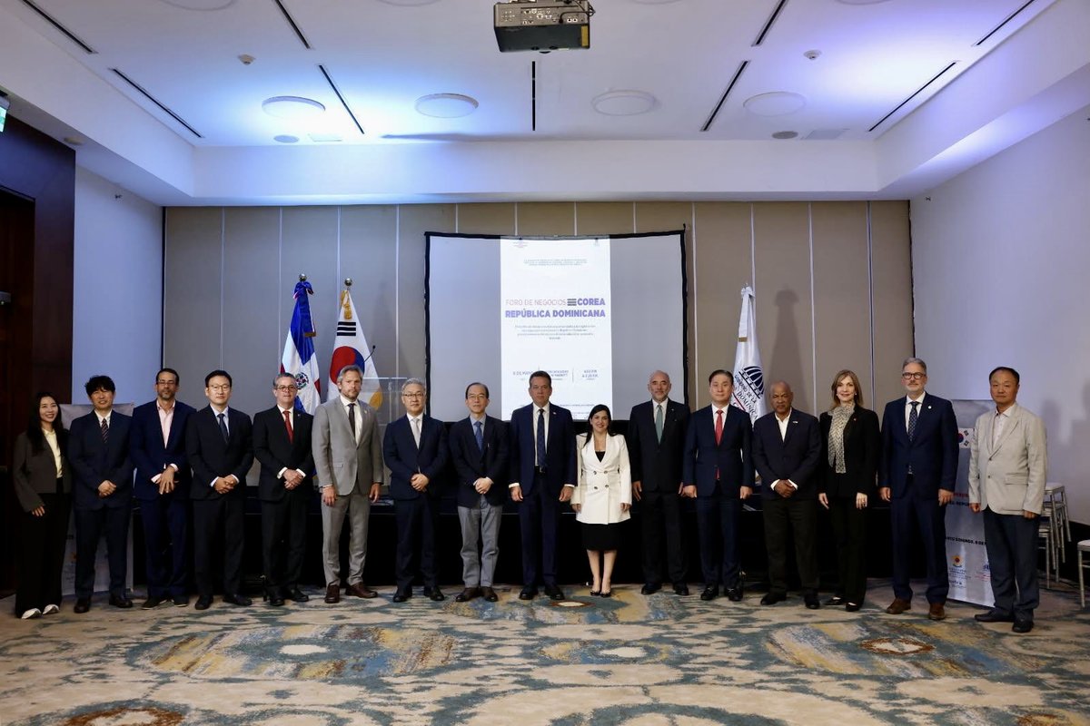ECEflorida's tweet image. ECE Professor Yong-Kyu Yoon was recently in the Dominican Republic, invited to speak at the Korea-Dominican Republic Business Forum, exploring avenues for cooperation between the two nations, particularly in the semiconductor sector.