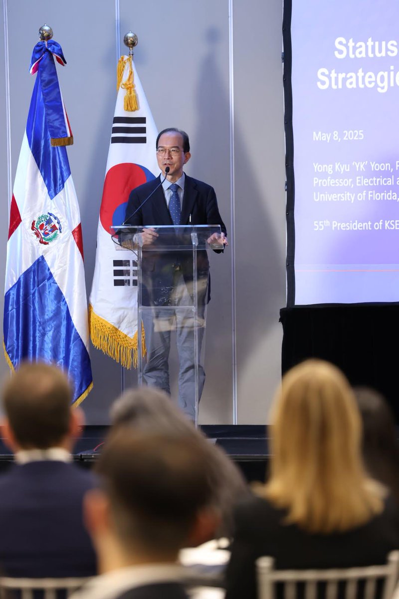 ECEflorida's tweet image. ECE Professor Yong-Kyu Yoon was recently in the Dominican Republic, invited to speak at the Korea-Dominican Republic Business Forum, exploring avenues for cooperation between the two nations, particularly in the semiconductor sector.