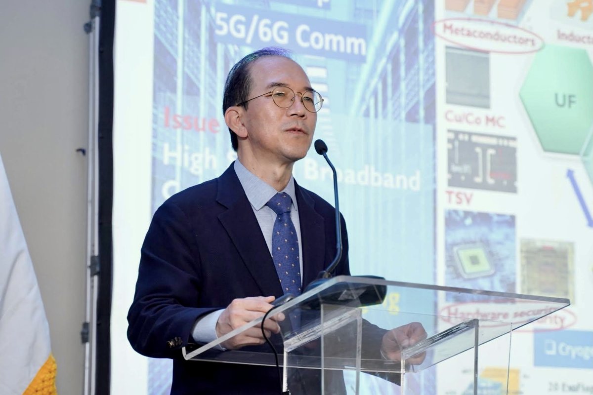 ECEflorida's tweet image. ECE Professor Yong-Kyu Yoon was recently in the Dominican Republic, invited to speak at the Korea-Dominican Republic Business Forum, exploring avenues for cooperation between the two nations, particularly in the semiconductor sector.