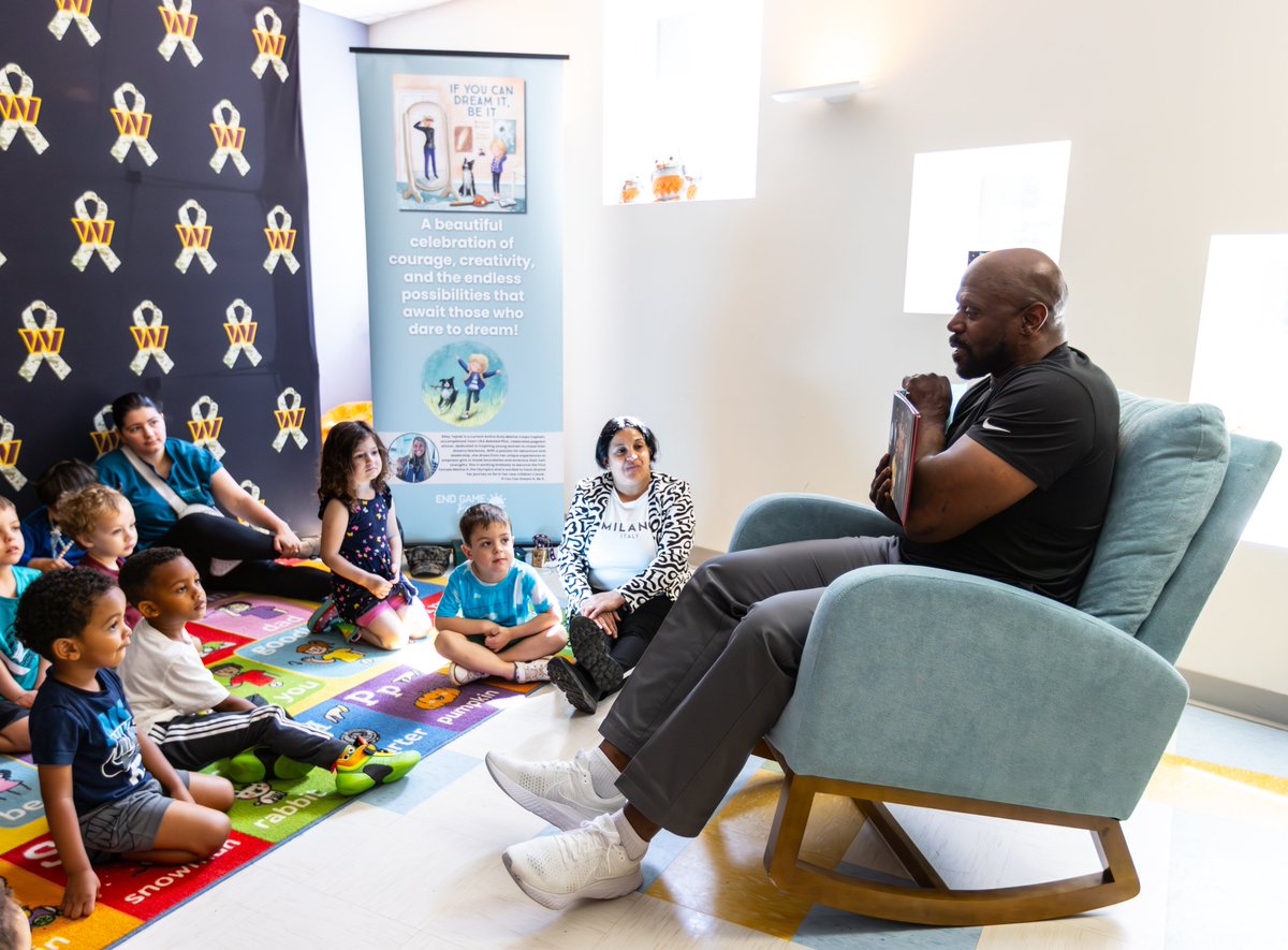 commandersCR's tweet image. Washington Legend Ken Harvey and active-duty Marine Corps Captain Riley Tejcek spent the morning reading their children’s books at Easterseals Falls Church 📖