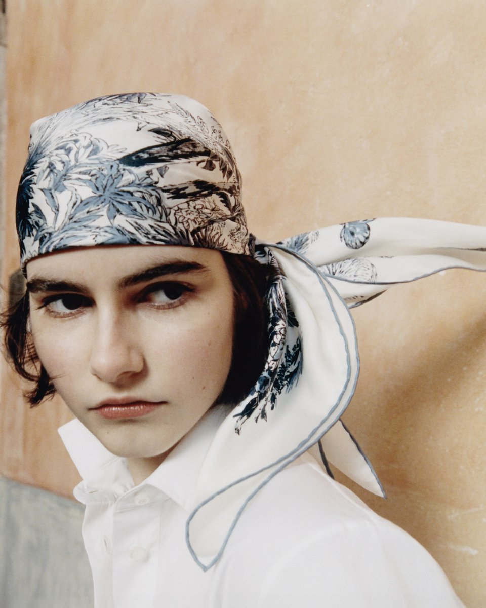 Bask in coastal charm with effortless allure – the Dior Caro Bucket bag and printed silk scarves within the #Dioriviera capsule from #DiorFall25 by Maria Grazia Chiuri shine in #DiorMagazine 50. View the edit on.dior.com/dioriviera-x or find it in select Dior boutiques.