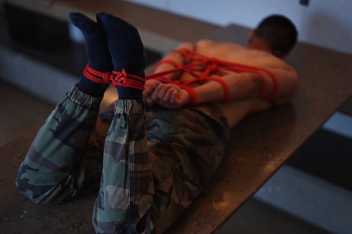 No.174  这是个硬骨头，被捆得动弹不得也不吭声！你说该怎么制服他？