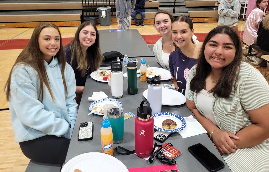 Huge turnout for this morning's pancake breakfast! Thanks to all who participated- students, staff and parents! 🐾