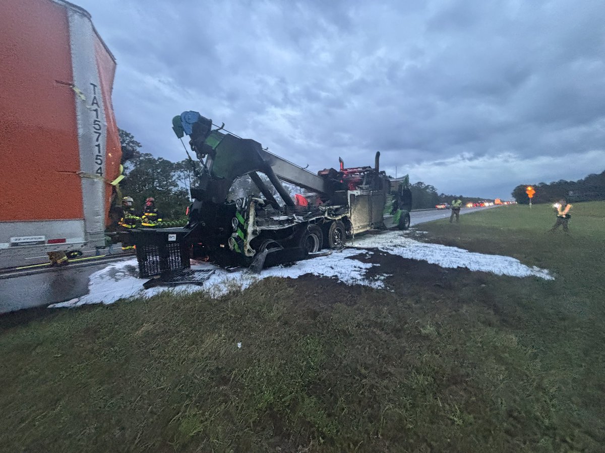 🚨 Commercial Vehicle Fire 🚨
At 6:07 a.m., crews responded to a fully involved tow truck fire on I-95 NB near MM 292. Quick action kept it from spreading to the trailer. Great work by all on scene!