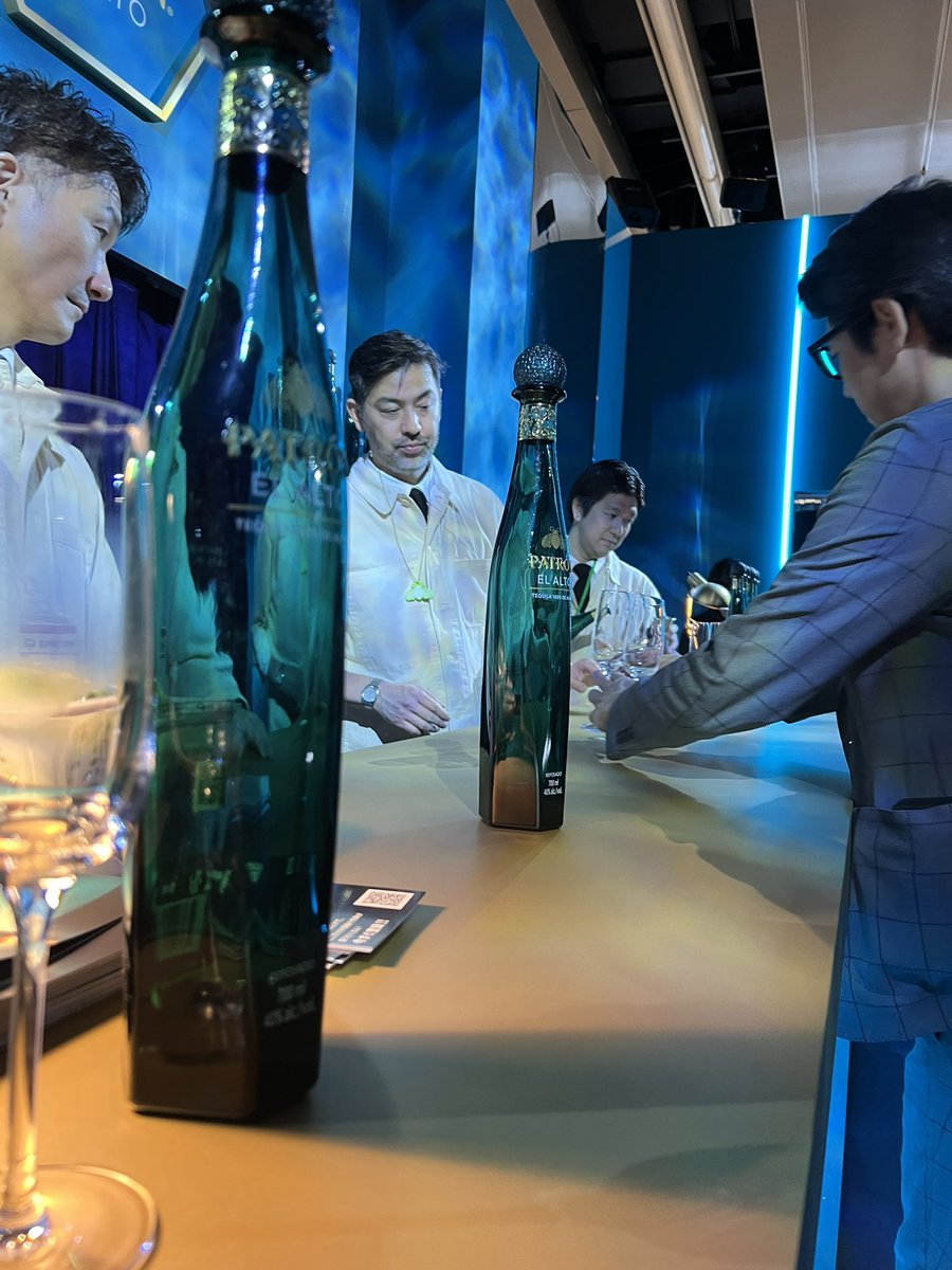 BAROldCraft1's tweet image. #PATRON
#パトロン

パトロンのブースで完全に浮いてきたワタクシ。
違うブースでフローズンマルガリータ。
昔はこういう機械で提供されていて、その昔の機械も確かどこかの博物館に展示されていたような。

#TIBS