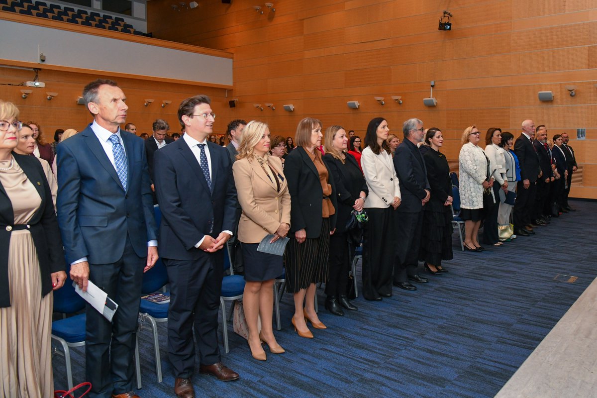 📊Statistika z Dnevov Državnega odvetništva 2025:
✔ 655 mio € zahtevkov zoper državo 🇸🇮
✔ Le 0,13 % izplačanih odškodnin
✔ Prihranek: 654 mio € za proračun
🟢Dnevi Državnega odvetništva 2025 izpostavljajo pomen pravnega varstva in odgovornega ravnanja države s premoženjem.