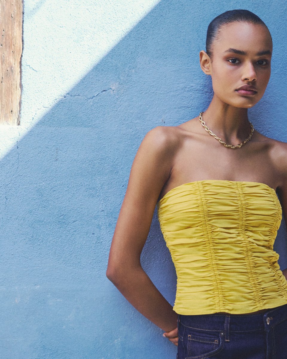 We can’t get enough of vibrant summery hues. Brighten up your outfit (and your mood) in this honeycomb strapless top at go.mango/newnow
Top: 17091259 
Jorts: 87047177 
#MangoWoman