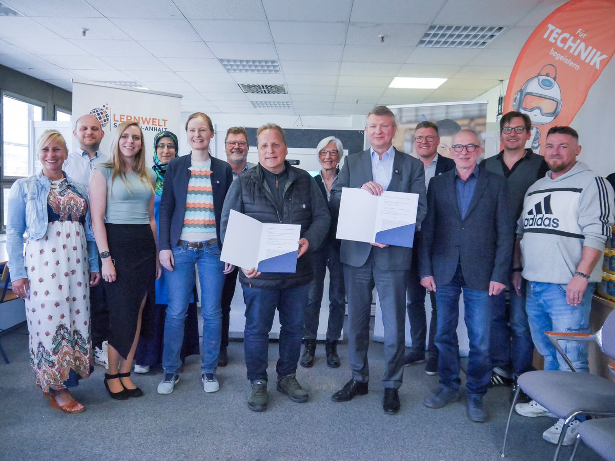Das Projekt #Lernwelt🌐 nimmt Fahrt auf! Am 9. Mai unterzeichnete <a href="/SchodelThomas/">Thomas Schödel</a>, Direktor des <a href="/LISachsenAnhalt/">Landesinstitut Schulqualität & Lehrerbildung ST</a>, den Vertrag zur Einrichtung des ersten stationären Digitallabors im SalineTechnikum. ✍️ Bald entdecken dort Schülerinnen und Schüler spannende Zukunftstechnologien. 🚀