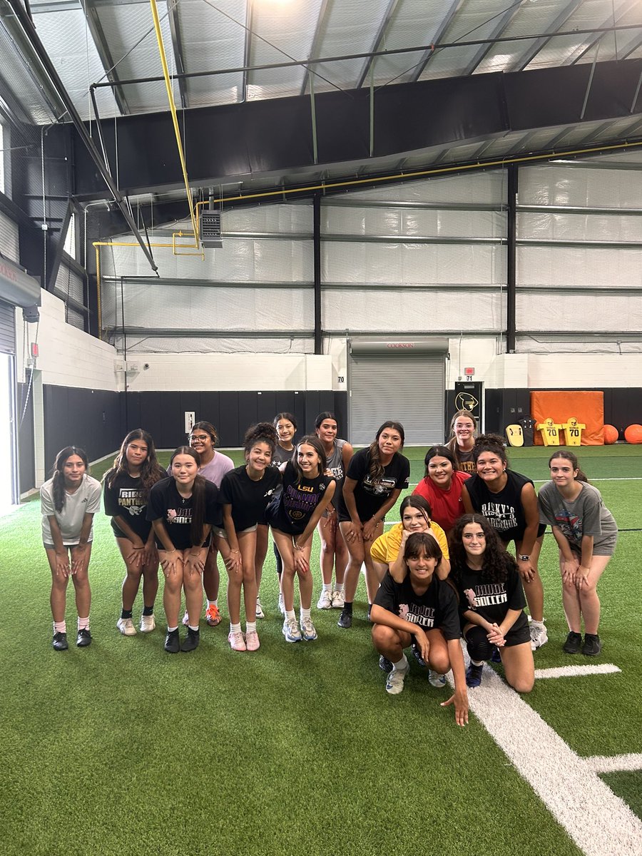 We loved playing against the softball team in our annual kickball game! Stay tuned for our scrimmage on Monday!⚽️🥎🐾