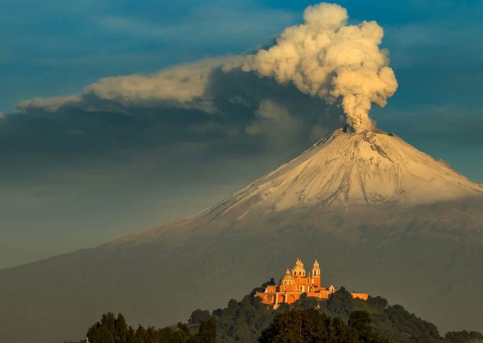 Raging volcano 

[📹 Cristobal Garciaferro]
[📍 Popocatépetl, Puebla, Mexico]