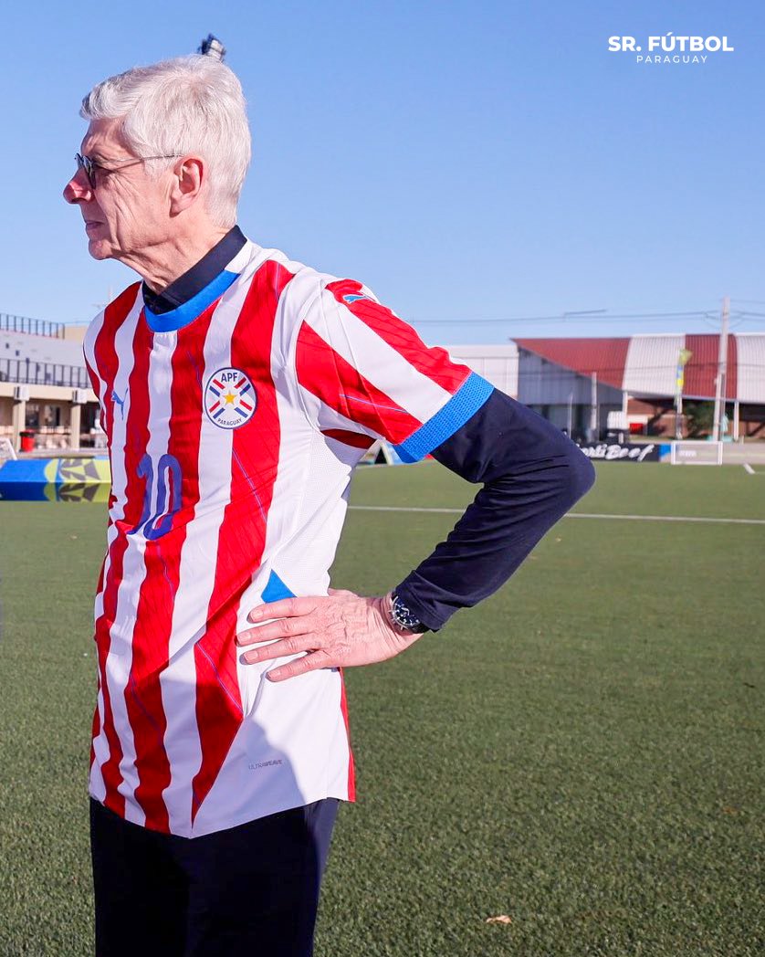 Arséne Wenger, el único entrenador en ganar la Premier League de manera invicta, con la camiseta de la Selección Paraguaya. El francés está en nuestro país para el Congreso Ordinario de la FIFA (es el actual Director de Desarrollo del mismo). Qué foto. ❤️🇵🇾