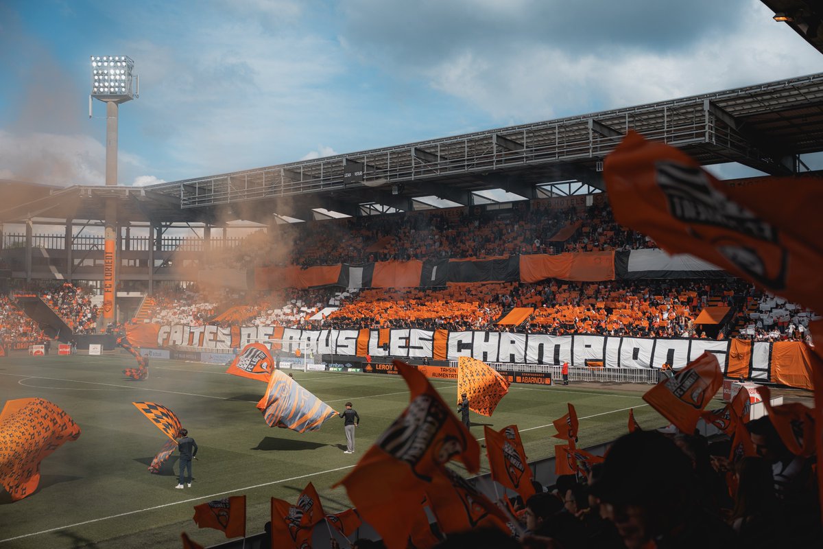 tony_esnault's tweet photo. CHAMPION DE LIGUE 2 ! 😭🧡

Existe-t-il plus belle manière que celle-ci pour clôturer une saison ?
Célébrer le titre de @Ligue2BKT dans un stade en folie, où toute une ville s'est rassemblée pour l'histoire du club, ça restera inoubliable. 🥹

Work for @FCLorient 📸 https://t.co/sTVqIa0KXd