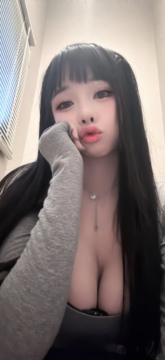 tradang6868's tweet photo. Em ạ! Anh nhờ bưu điện gửi đến cho em 1 món quà nhỏ. Đó là nỗi nhớ anh dành cho em lúc này. Nhưng thật tiếc, họ lại từ chối anh. Vì họ bảo nó quá lớn và không thể gửi đi. Ừm, em cho anh lời khuyên phải làm gì bây giờ được không? https://t.co/XG3JVGErSU
