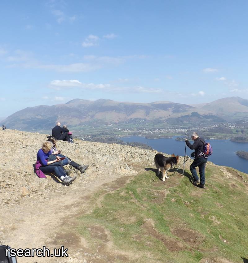 The 1,471 feet Catbells hike in the Lake District of Cumbria with 14 large images in order such as this one from the summit to Keswick flickr.com/photos/1515244… #England