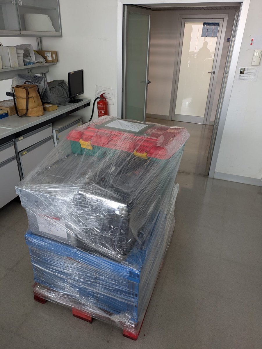 simolab_'s tweet image. Last week the @simolab_ members @EDeschaseaux and Lide JvV shipped instruments to Southampton for the CARES cruise, led by @PlymouthMarine 

A 5 weeks long cruise to the N Atlantic on board of the RV Discovery. The team will be doing #VOC by #PTRMS for #climatechange research.