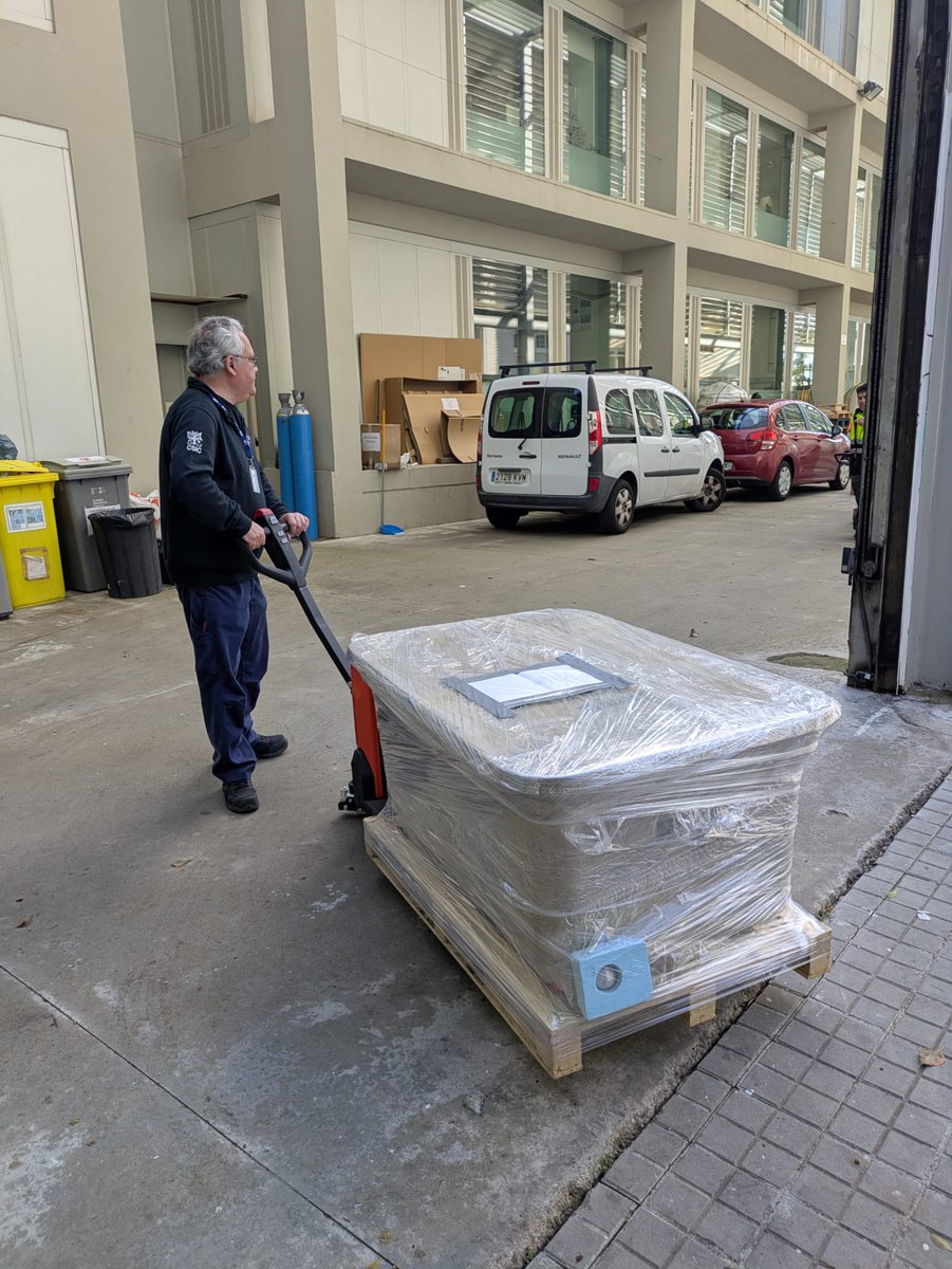 simolab_'s tweet image. Last week the @simolab_ members @EDeschaseaux and Lide JvV shipped instruments to Southampton for the CARES cruise, led by @PlymouthMarine 

A 5 weeks long cruise to the N Atlantic on board of the RV Discovery. The team will be doing #VOC by #PTRMS for #climatechange research.