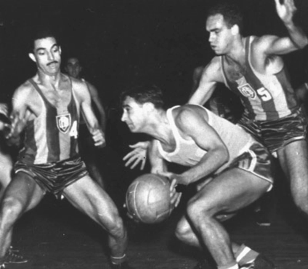 AleRPerez's tweet photo. Hoy cumple cien (sí, 100!) años uno de los jugadores de básquetbol más importantes de la historia argentina, el campeón del mundo en 1950, admirado acá y muy respetado internacionalmente: Ricardo González. Fue un crack en su época y una referencia ineludible. Salud, capitán!! https://t.co/ahxQK6pUsK