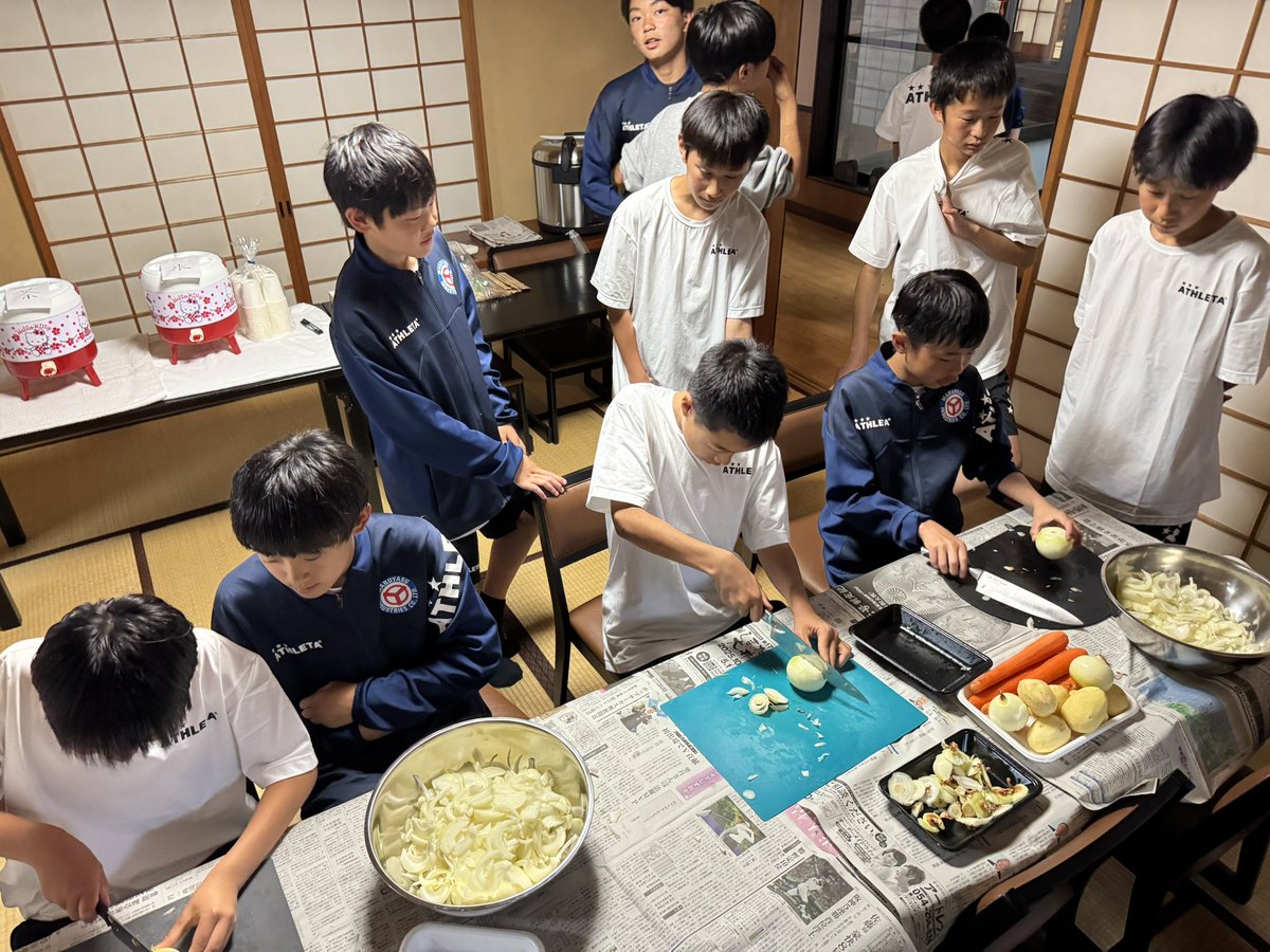 hj14h2's tweet photo. 先日はFCマルヤス岡崎U-15の選手達が林入寺合宿に来てくれました！

カレー作りから始まり、肝試しや、坐禅、朝のお勤め、作務など色々な事を体験してくれました！

子供はやっぱりパワーがありますね！

林入寺合宿を希望される方がいましたらぜひご相談ください😊！ https://t.co/ksBknIXLDC