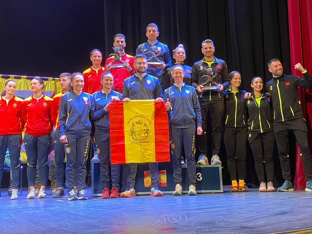 FUTER_ET's tweet photo. El Regimiento de #Caballeria #España_11 se proclama vencedor en la categoría de equipo mixto militar en la XXV edición de los 101 km de Ronda.
¡Enhorabuena campeones! 
"Ni la fatiga ni el dolor nublarán nuestro sol"
#SomostuEjército https://t.co/0g69aoN7nw