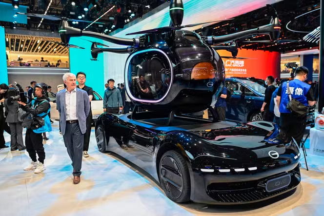 China no está compitiendo con Occidente. Lo está humillando.

En el Salón del Automóvil de Shanghái 2025 aparecieron coches voladores, cápsulas aéreas y ecosistemas inteligentes impulsados por IA.

Mientras tanto, BMW, Mercedes y Audi se limitan a pequeñas actualizaciones...
