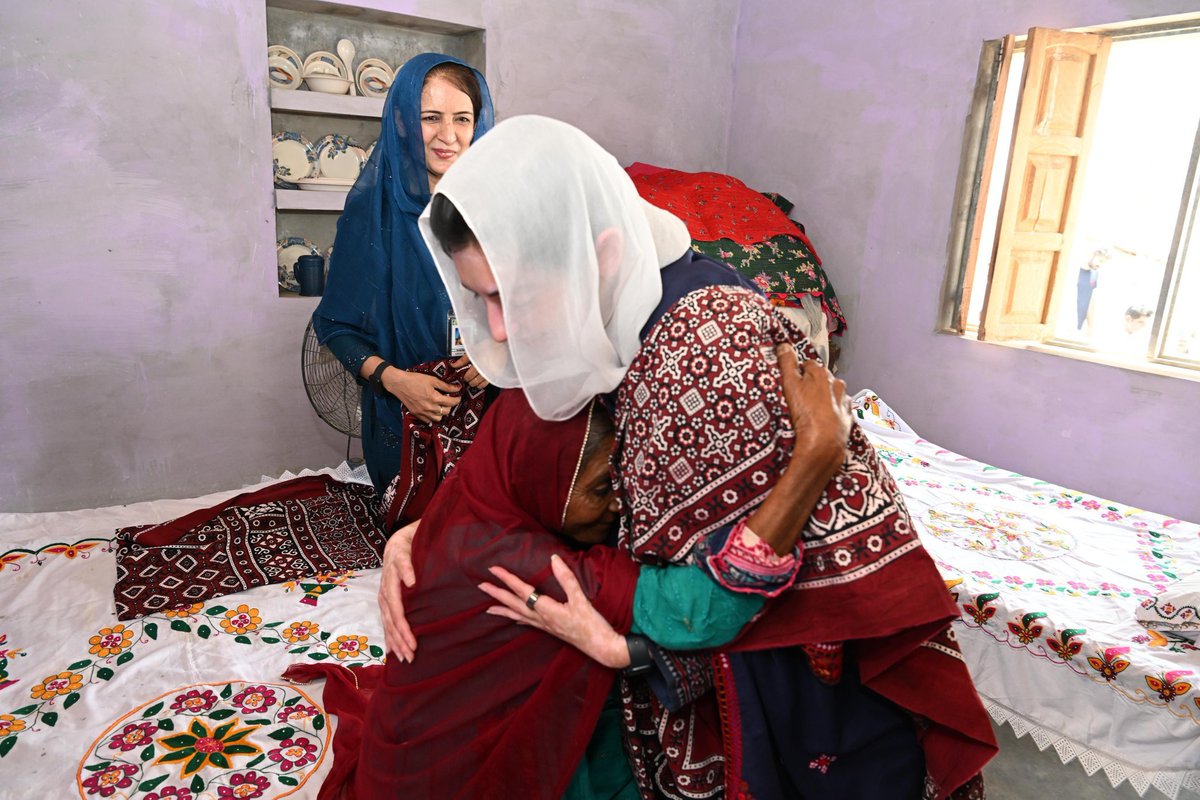 Gh Murtaza Shahani (@murtazabaloch84) on Twitter photo ہماری بیبی بینظیر کوٹ آئی ہے بی بی آصفہ کی شکل میں لوٹ آئی ہے۔
<a href="/AseefaBZ/">Aseefa B Zardari</a>
<a href="/BBhuttoZardari/">BilawalBhuttoZardari</a>
<a href="/BakhtawarBZ/">Bakhtawar B-Zardari</a> ہماری بیبی بینظیر کوٹ آئی ہے بی بی آصفہ کی شکل میں لوٹ آئی ہے۔
<a href="/AseefaBZ/">Aseefa B Zardari</a>
<a href="/BBhuttoZardari/">BilawalBhuttoZardari</a>
<a href="/BakhtawarBZ/">Bakhtawar B-Zardari</a>