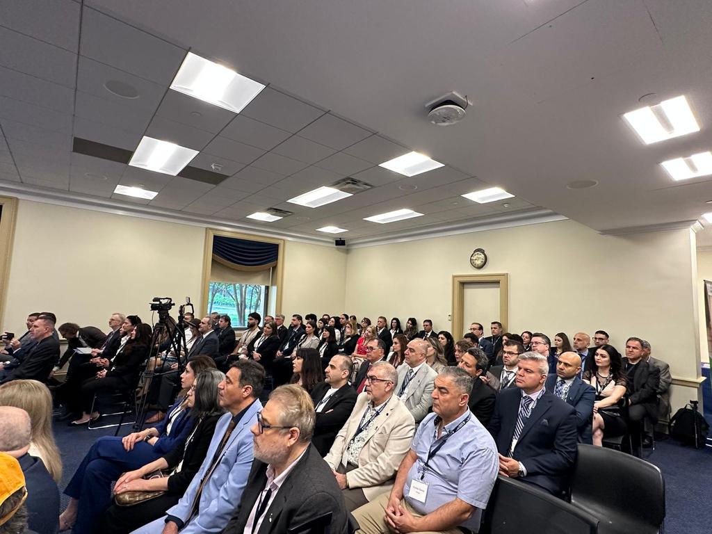 EdyCohen's tweet image. عاجل
العلويبن في الكونغرس الأمريكي يطالبون  بالفيدرالية.
سوريا متجهة نحو التقسيم.

بدأ اليوم في مقر الكونغرس الاميركي المؤتمر العلوي الأول تحت عنوان السوريون الاميركيون من اجل الديمقراطية في سوريا . وتنظم الرابطة العلوية في الولايات المتحدة هذا المؤتمر بالتعاون مع مؤسسة بالميرا…