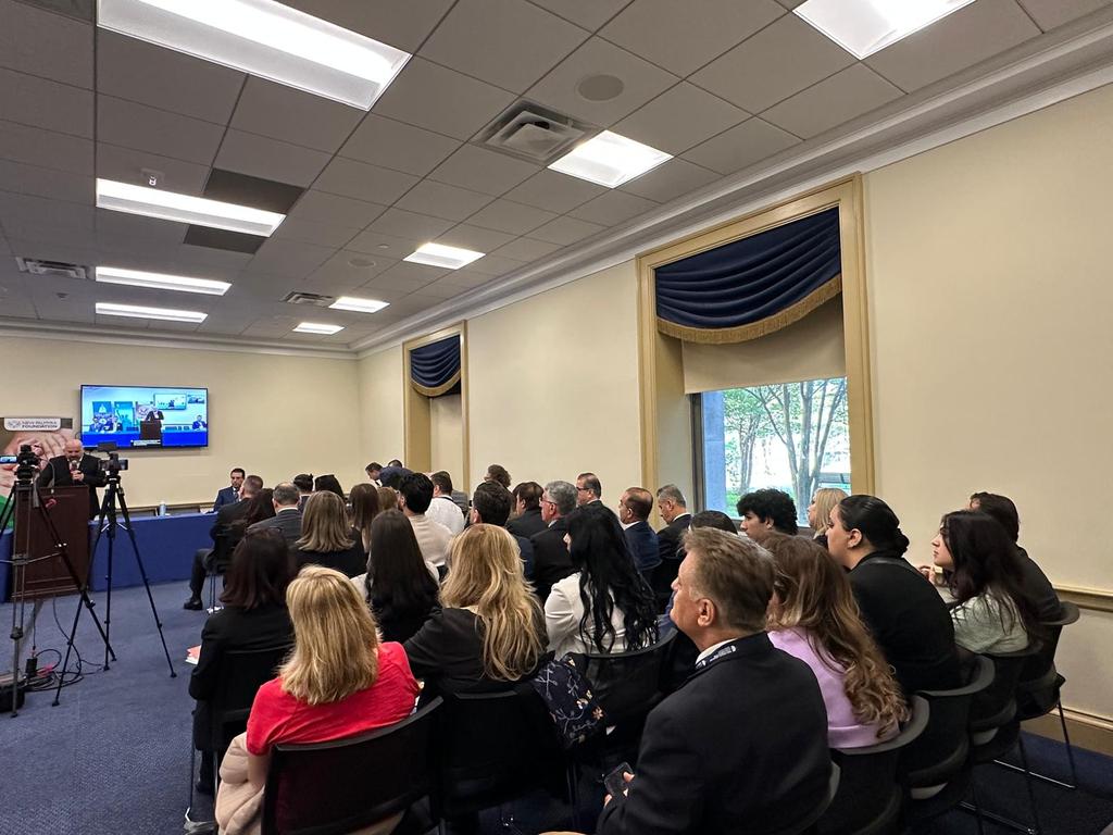 EdyCohen's tweet image. عاجل
العلويبن في الكونغرس الأمريكي يطالبون  بالفيدرالية.
سوريا متجهة نحو التقسيم.

بدأ اليوم في مقر الكونغرس الاميركي المؤتمر العلوي الأول تحت عنوان السوريون الاميركيون من اجل الديمقراطية في سوريا . وتنظم الرابطة العلوية في الولايات المتحدة هذا المؤتمر بالتعاون مع مؤسسة بالميرا…