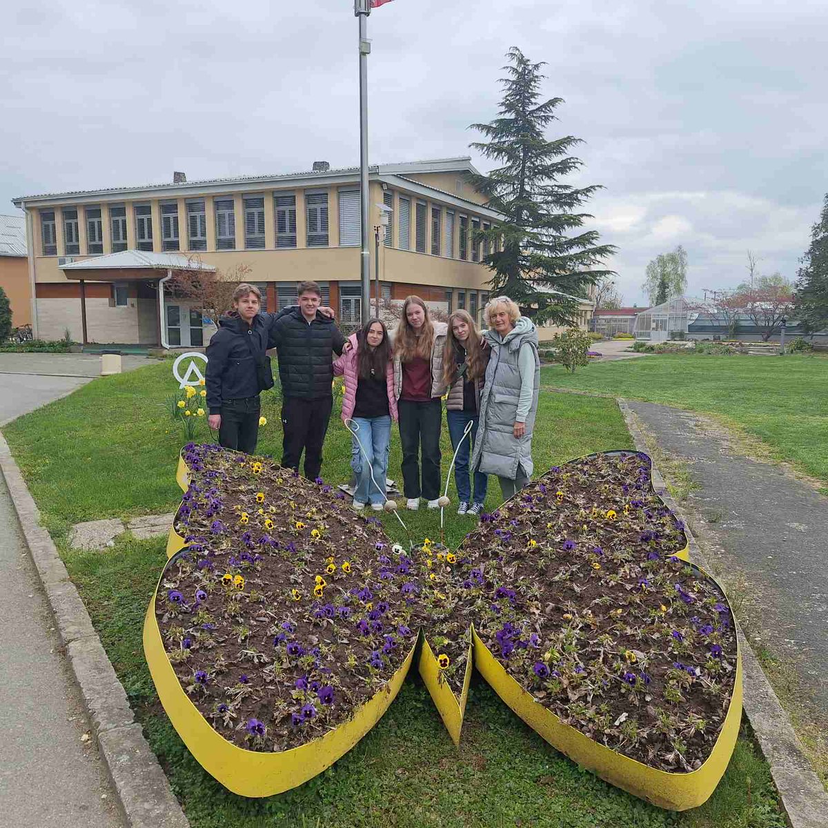 ProjectsBCNaklo's tweet image. We’re incredibly proud of our 5 students from Biotehncal Centre Naklo 🌱 who successfully completed their #ErasmusPlus exchange in Croatia, gaining hands-on experience at #ArboretumOpeka, Marčan Rasadnik cvijeća &quot;Krklec&quot;, and Cvjećarstvo Težak.
#CMEPIUS #BCNaklo #Horticulture