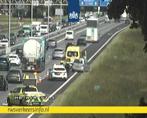 Ongeval tussen auto en motor op A1 zorgt voor uur vertraging