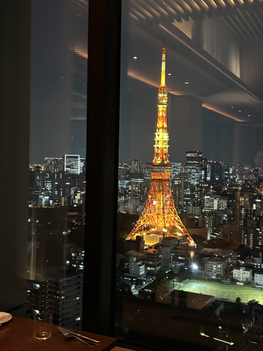 fukanaptime's tweet image. #東京エディション虎ノ門
The Blue Roomでお食事

まずは乾杯から

東京タワーが見えて綺麗