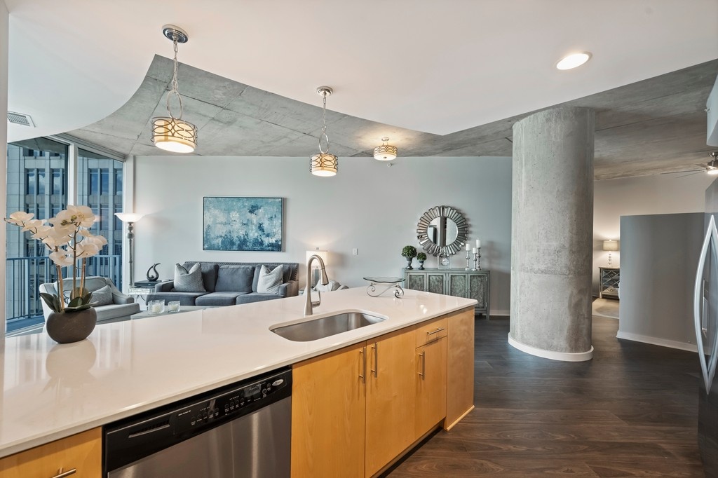 Just listed!

1 Bed, 1 Bath I 850 SF I $379,000

Contact our agent, Eric Norman for details:
Eric@themcdevittagency.com >> @eric_clt_broker

Perched on the 26th floor of Avenue in Historic Fourth Ward!