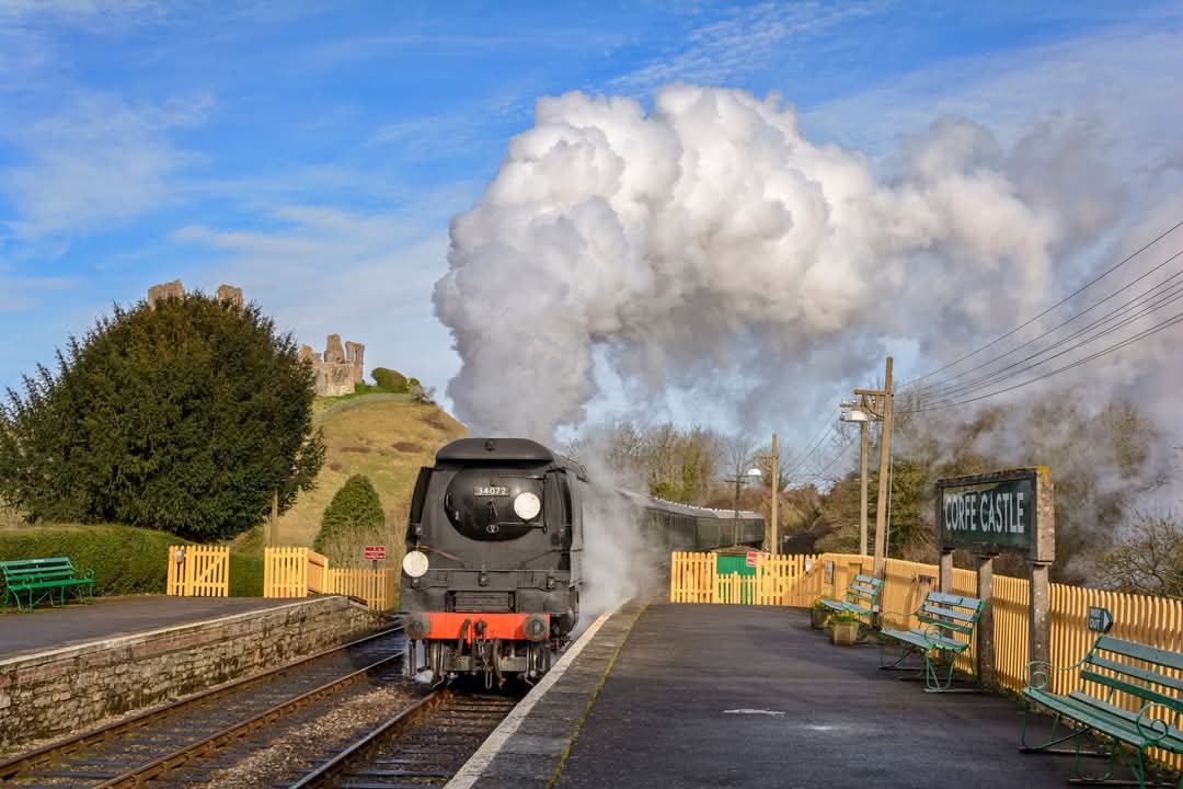 GWSR's tweet image. Can you believe that it's less than two weeks to go until our action packed Cotswold Festival of Steam?! We've got up to 11 engines in steam lined up, including SIX guest engines!

Don't forget kids go free on bank holiday Monday.

Book now here gwsr.com/galas/steam-ga…
