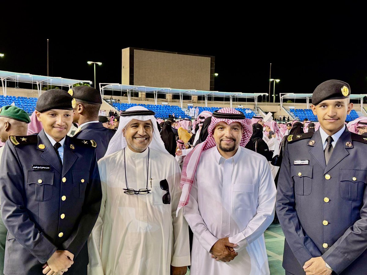 ayedshahran's tweet image. #كليه_الملك_فهد_الامنيه
ابارك لاخي خالد تخرج ابنه عبدالله برتبه ملازم من كليه الملك فهد الامنيه
كما ابارك لأختي ام سعود تخرج الابن سعود برتبه ملازم والتهنئه موصوله لوالده ابن الخال عبدالعزيز بن عايض ال عزيز
اسال الله ان يعينهم ويوفقهم لخدمه دينهم ووطنهم ومليكهم