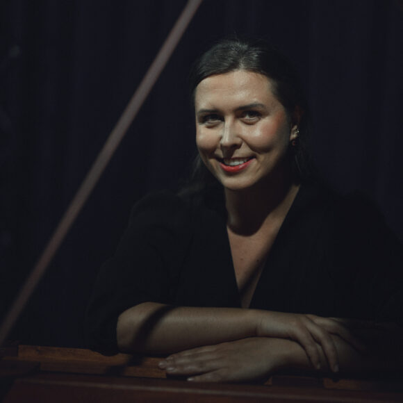 Już w sobotę koncert towarzyszący Konkursowi Lutniczemu im. H. Wieniawskiego. W Sali Białej Bazaru Poznańskiego wystąpi skrzypaczka Sirkka Liisa Kaakinen-Pilch. Zagra z nią pianistka Monika Woźniak. Szczegóły: mnp.art.pl/pl/galeria-mal…